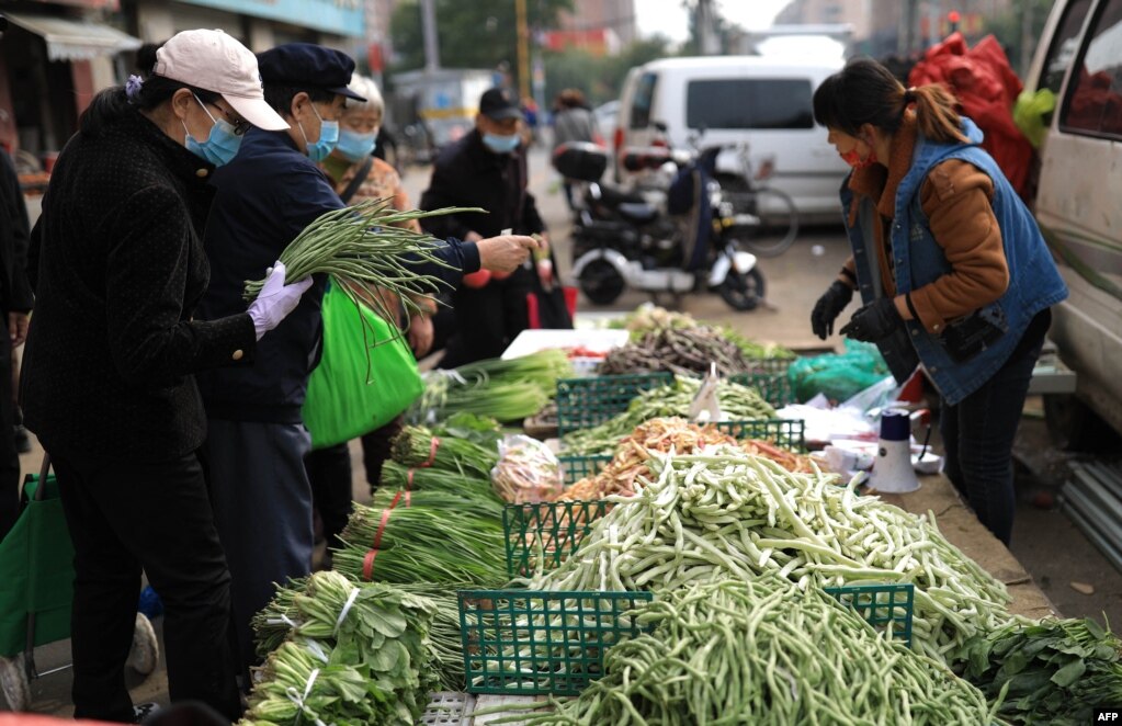 中国辽宁沈阳市民在街头购买蔬菜。（2022年10月14日）(photo:VOA)