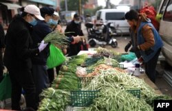中國遼寧瀋陽市民在街頭購買蔬菜。（2022年10月14日）