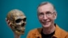 瑞典科学家斯万特·帕博（Svante Paabo）2022年10月3日在德国莱比锡手持尼安德特人骨骼的复制品。（美联社照片）