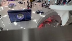 Դուբայի թանգարանում մարդանման ռոբոտը ողջունում է այցելուներին_1.mp4