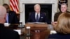 조 바이든(가운데) 미국 대통령이 26일 백악관에서 미군 수뇌부와 회동하고 있다. 왼쪽은 로이드 오스틴 국방장관, 오른쪽은 마크 밀리 합참의장.