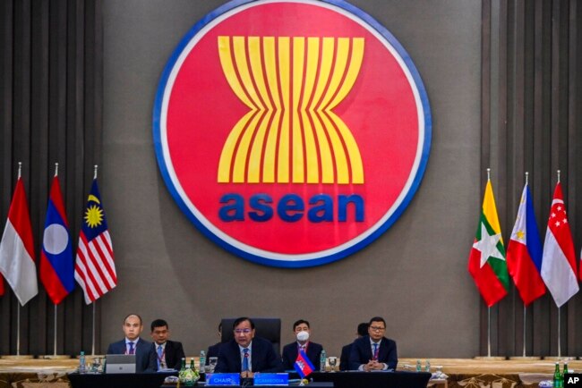 Menteri Luar Negeri Kamboja Prak Sokhonn, tengah, berbicara dalam pertemuan khusus para menteri luar negeri Asia Tenggara di Sekretariat Perhimpunan Bangsa-Bangsa Asia Tenggara (ASEAN) di Jakarta, Kamis, 27 Oktober 2022. (Foto: Kemenlu via AP)