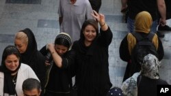 伊朗一名女性在首都德黑蘭老城商業區打出勝利手勢（2022年10月1日）