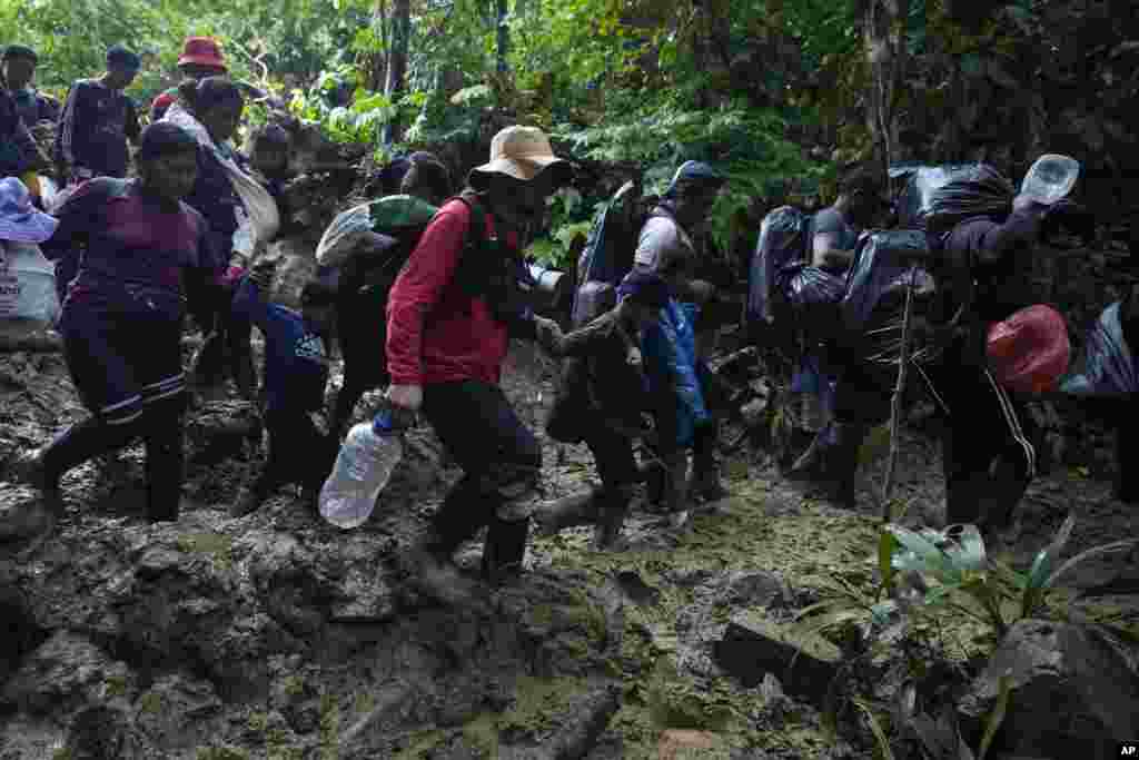 &ldquo;Este viaje es por el futuro de mis hijos y por la familia también&rdquo;, dice un migrante venezolano mientras avanza por los primeros kilómetros del Tapón del Darién, en el lado colombiano.