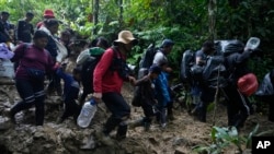 Un grupo de migrantes, en su mayoría venezolanos, camina por el Tapón del Darién desde Colombia hacia Panamá con la esperanza de llegar a Estados Unidos, el sábado 15 de octubre de 2022.