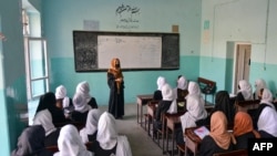 Sejumlah siswi mengikuti kegiatan belajar mengajar di sebuah sekolah di Kabul, Afghanistan, pada 23 Maret 2022. (Foto: AFP/Ahmad Sahel Arman)