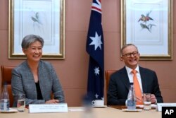 Menteri Luar Negeri Australia Penny Wong dan Perdana Menteri Australia Anthony Albanese tertawa saat bertemu dengan Perdana Menteri Singapura Lee Hsien Loong, Selasa, 18 Oktober 2022, di Canberra, Australia. (Lukas Coch/Kolam renang melalui AP)