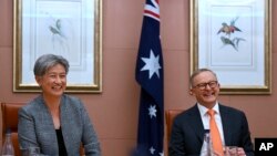 Menteri Luar Negeri Australia Penny Wong dan Perdana Menteri Australia Anthony Albanese tertawa saat bertemu dengan Perdana Menteri Singapura Lee Hsien Loong, Selasa, 18 Oktober 2022, di Canberra, Australia. (Lukas Coch/Kolam renang melalui AP)