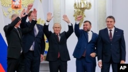 پوتین و سران چهار ساحۀ اشغال شدۀ اوکراین که از جانب مسکو گماشته شده اند.