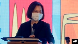 Presiden Taiwan Tsai Ing-wen menyampaikan pidato pada Sidang Global ke-11 Gerakan Dunia untuk Demokrasi di Taipei, Taiwan, Selasa, 25 Oktober 2022. (AP/Chiang Ying-ying)