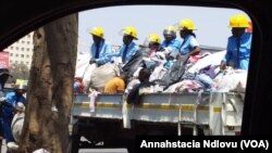 Amapholisa aweBulawayo Municipal Police bethathela abaphila ngokuthengisa impahla