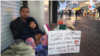 Un migrante venezolano junto a su hijo en una calle céntrica de San José, Costa Rica. Foto: Houston Castillo, VOA