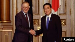 Perdana Menteri Australia Anthony Albanese dan Perdana Menteri Jepang Fumio Kishida mengadakan pertemuan bilateral di Istana Akasaka di Tokyo, Jepang, 24 Mei 2022. (Foto: REUTERS/Issei Kato)