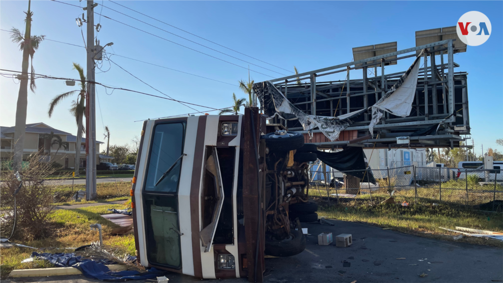 Una autocaravana arrastrada por el huracán Ian permanece volcada en una calle de Fort Myers. Foto: Yeny García