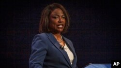 Depite Demokrat Val Demings, ki reprezante eta Florid nan Kongre a, patisipe nan yon deba televize ak Senate Marco Rubio, yon Repibliken, nan Palm Beach County, Madi 18 Oktob, 2022. 