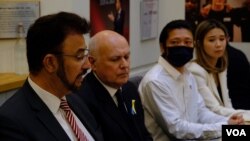 英國工黨國會議員阿夫扎爾．汗（Afzal Khan，圖左），保守黨國會議員施志安（Iain Duncan Smith，又譯伊恩·鄧肯·史密斯，圖中），在曼徹斯特被打傷的示威者Bob Chan（圖右二）與翻譯出席記者會。（攝影：美國之音鄭樂捷）