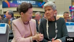 美國商務部副部長瑪麗莎·拉戈(右)2022年10月12日在華盛頓參加“台灣形象展”時與台灣經濟部長王美花交談。(美國之音鍾辰芳拍攝）