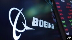 ARCHIVO - El logotipo de Boeing aparece en una pantalla sobre un puesto comercial en el piso de la Bolsa de Valores de Nueva York, el martes 13 de julio de 2021