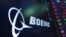 ARCHIVO - El logotipo de Boeing aparece en una pantalla sobre un puesto comercial en el piso de la Bolsa de Valores de Nueva York, el martes 13 de julio de 2021