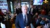 조 바이든 미국 대통령이 20일 펜실베이니아주 방문 도중 사전 공지없이 샌드위치 판매점을 방문해 취재진 질문에 답하고 있다. 