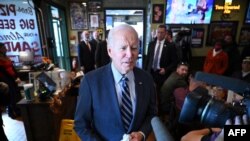 조 바이든 미국 대통령이 20일 펜실베이니아주 방문 도중 사전 공지없이 샌드위치 판매점을 방문해 취재진 질문에 답하고 있다. 