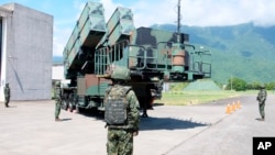 资料照：2022年8月18日台湾士兵在花莲地区演练“天弓III型”地对空导弹。