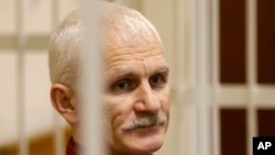 Ales Bialiatski, ketua kelompok hak asasi Belarusia Vyasna, di Minsk, Belarus, pada Rabu, 2 November 201. Ia adalah salah satu penerima nobel perdamaian pada tahun ini. (Foto: AP)