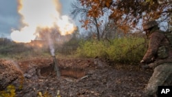 Фото: український військовий проводить постріл поблизу Бахмута, 27 жовтня 2022 року (AP Photo/Efrem Lukatsky)