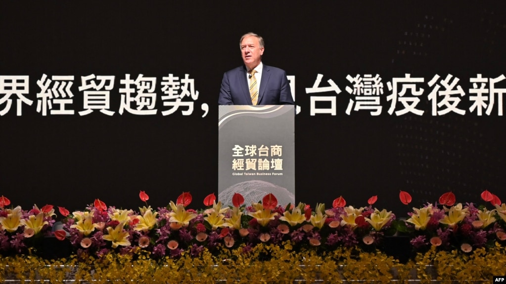 美国前国务卿蓬佩奥在台湾高雄召开的第28届世界台商联合总会年会上讲话。（2022年9月28日）(photo:VOA)