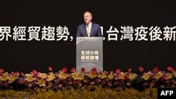 美国前国务卿蓬佩奥在台湾高雄召开的第28届世界台商联合总会年会上讲话。（2022年9月28日）