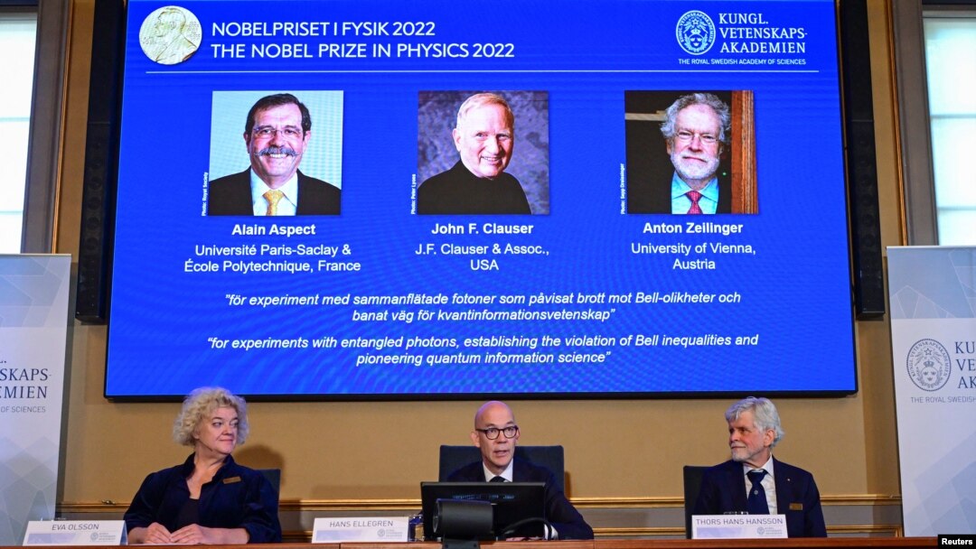 Anggota Komite Nobel untuk Fisika, Hans Ellegren, Eva Olsson dan Thors Hans Hansson, mengumumkan pemenang Nobel Fisika 2022 dalam konferensi pers di Stockholm, Swedia, 4 Oktober 2022. (Kantor Berita TT/ Jonas Ekstromer via REUTERS)