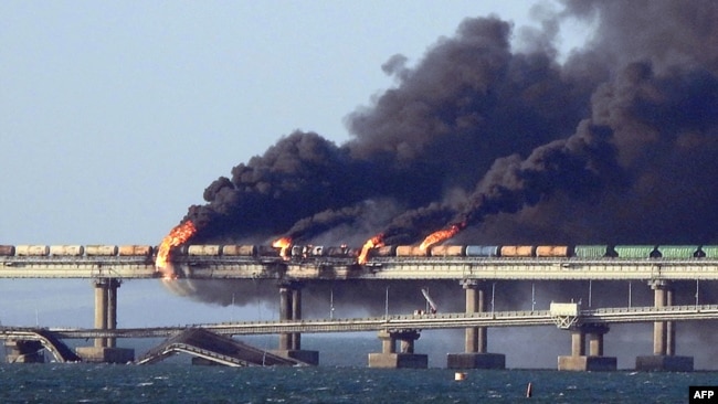 Fumaça preta sobe de um incêndio na ponte de Kerch que liga a Crimeia à Rússia, depois que um caminhão explodiu, perto de Kerch, em 8 de outubro de 2022.