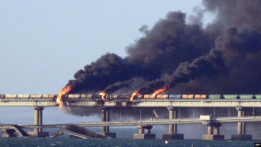 克里米亚大桥被炸后升起的浓烟。（2022年10月8日）(photo:VOA)