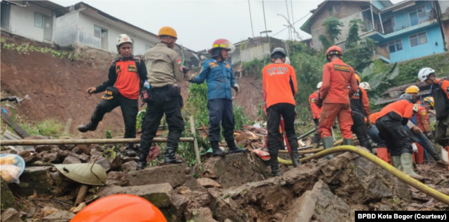 Tim gabungan melakukan pencarian korban yang hilang akibat longsor di Kota Bogor pada Rabu (12/10). (Foto: BPBD Kota Bogor)