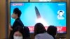 한국 서울역에 설치된 TV에서 북한 탄도미사일 발사 관련 소식이 방송되고 있다. (자료사진)
