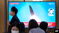 28일 한국 서울역 내 TV에서 북한 탄도미사일 발사 뉴스가 방송되고 있다.