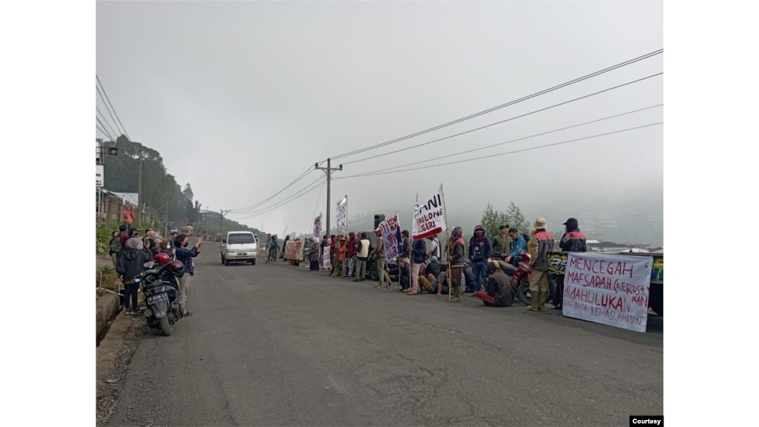 Aksi penolakan operasional PLTP sering dilakukan petani Dieng. Foto Walhi Jateng