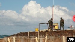 Des soldats rwandais gardent le projet Total Mozambique LNG à Afungi, dans la province du Cap Delgado, au Mozambique, le 29 septembre