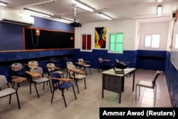 Sebuah ruang kelas tetap kosong di sebuah sekolah Palestina yang ditutup sebagai protes atas dugaan penyensoran buku pelajaran sekolah oleh Israel di Yerusalem Timur, 19 September 2022. (Foto: REUTERS/Ammar Awad)