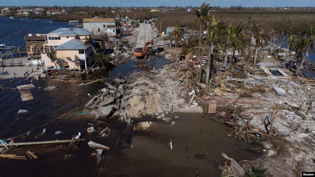 佛罗里达州马特拉查与派恩岛之间的公路被飓风伊恩重创后的情景。(2022年10月2日)(photo:VOA)