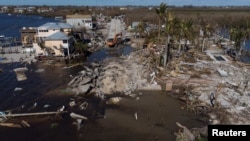 佛罗里达州马特拉查与派恩岛之间的公路被飓风伊恩重创后的情景。(2022年10月2日)
