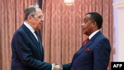 Ministre ya mambi ya Bapaya ya Russie, Serguei Lavrov (G) na président Denis Sassou N'Guesso ya Congo-Brazzaville, na Oyo, 25 juillet 2022