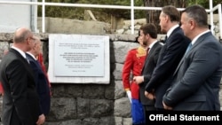 ARHIVA - Crnogorski i hrvatski zvaničnici otkrivaju spomen ploču u Morinju (Foto: gov.me)