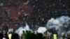 Du gaz lacrymogène lors d'un match de football qui a dégénéré à Malang, en Indonésie, le 1er octobre 2022. Au moins 174 personnes sont mortes dans une bousculade, selon les autorités. 