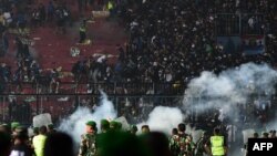 Du gaz lacrymogène lors d'un match de football qui a dégénéré à Malang, en Indonésie, le 1er octobre 2022. Au moins 174 personnes sont mortes dans une bousculade, selon les autorités. 