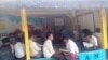Siswa kelas 6 SDN Bangunrejo 2 Yogyakarta mengikuti pelajaran tambahan di poskamling sejak Desember hingga 6 Februari 2020. (Foto: B Kamba)