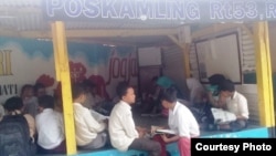 Siswa kelas 6 SDN Bangunrejo 2 Yogyakarta mengikuti pelajaran tambahan di poskamling sejak Desember hingga 6 Februari 2020. (Foto: B Kamba)