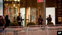 La primera dama, Melania Trump; y el hijo de ambos, Barron, no se han trasladado a Washington y viven aún en el edificio, por lo que continúa protegido por una decena de agentes con perros detectores de bombas y la calle sigue rodeada de patrullas de Policía, aunque en menor medida.