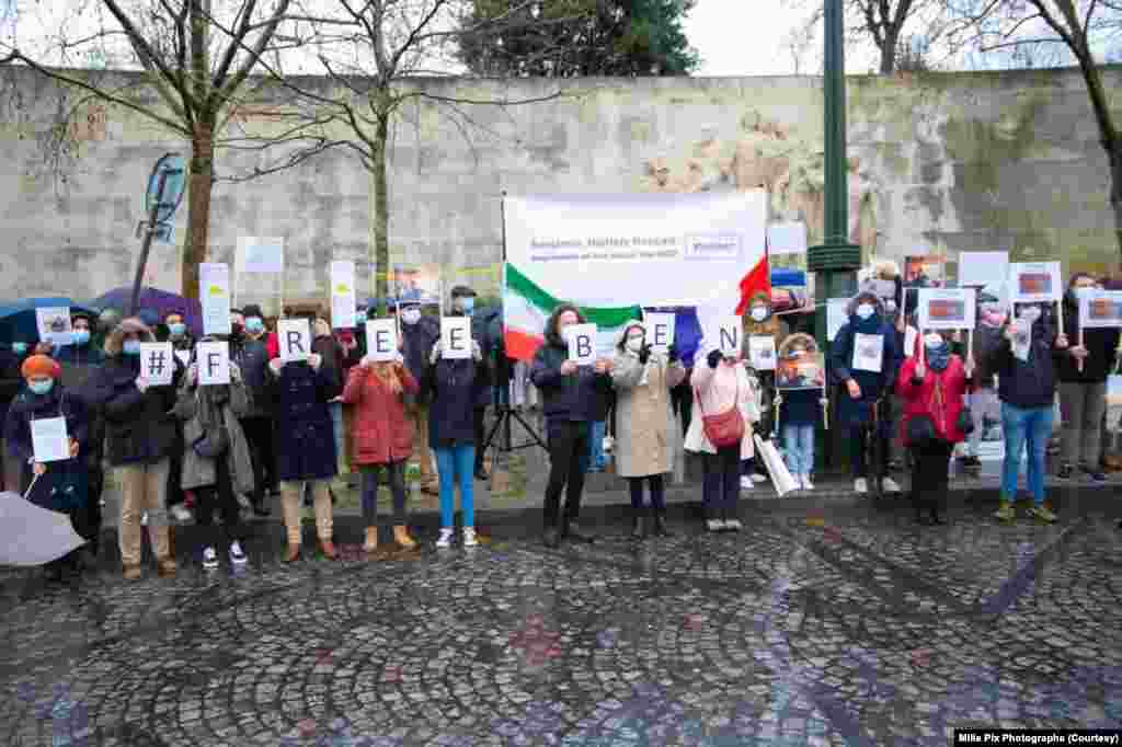 تجمع در میدان تروکادرو در پاریس و درخواست برای آزادی بنجامین بریر، گردشگر فرانسوی که در ایران به اتهام جاسوسی به زندان افتاده است