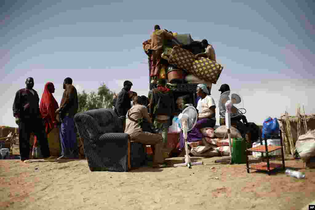 Des Maliens dans une camionnette charg&eacute;e&nbsp; de biens et de meubles arrivant &agrave; Kourioume apr&egrave;s avoir franchi le fleuve Niger. 